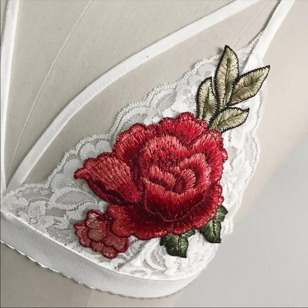 🌹WHITE LACE BRALETTE W/ EMBROIDERY ROSES! - Picture 5 of 8